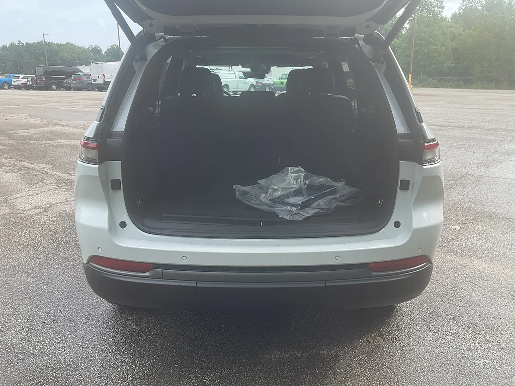 New 2027 Bright White Clear-Coat Paint Jeep Laredo Altitude image 14