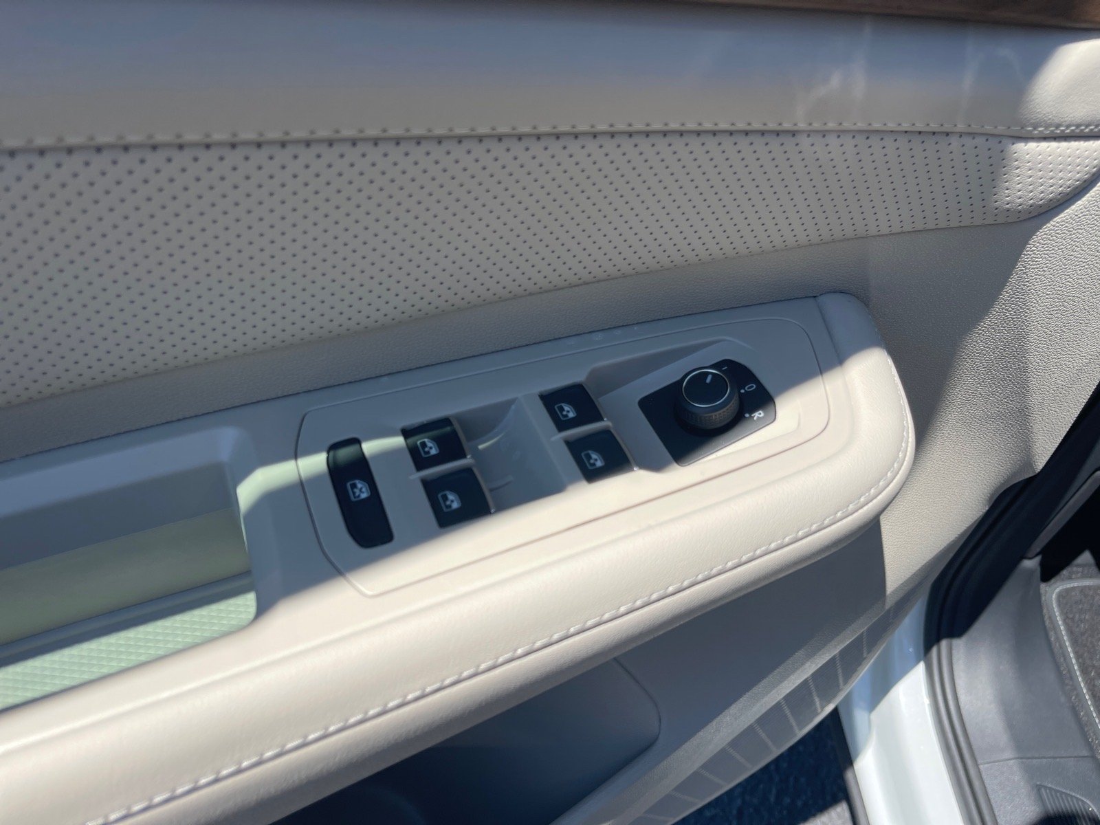 New 2026 Opal White Pearl Volkswagen SE image 8