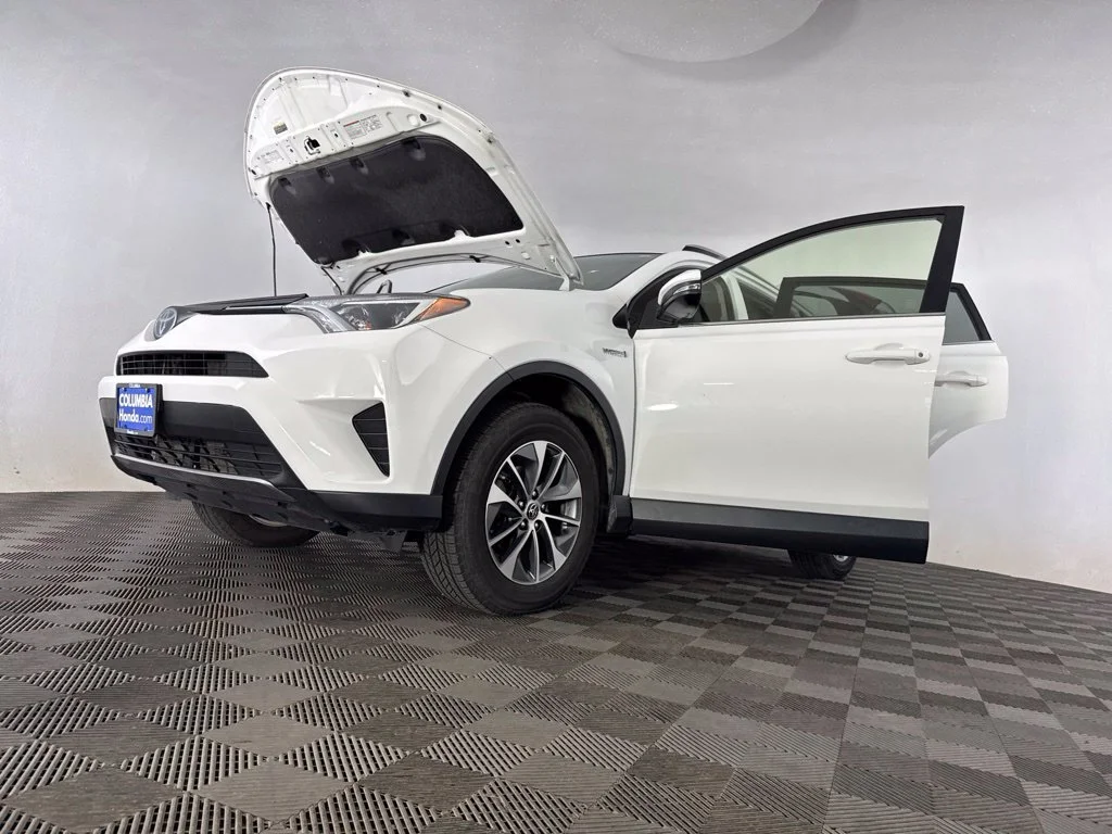 Used 2018 White Toyota LE image 17