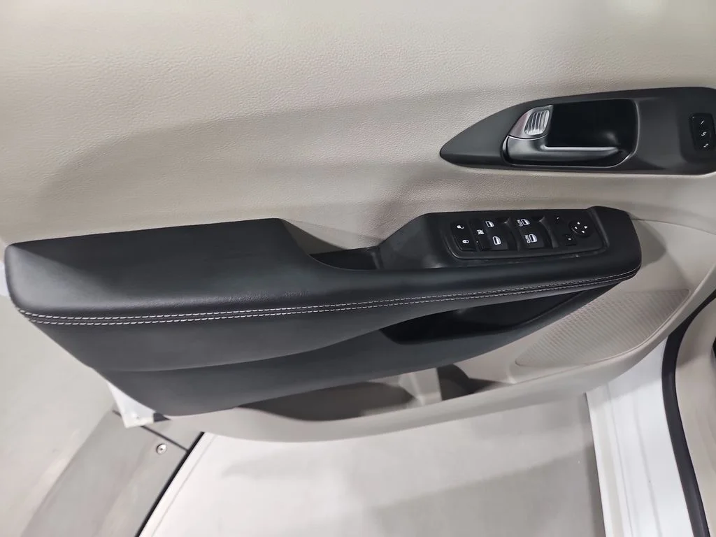 Used 2023 White Chrysler Touring L image 11