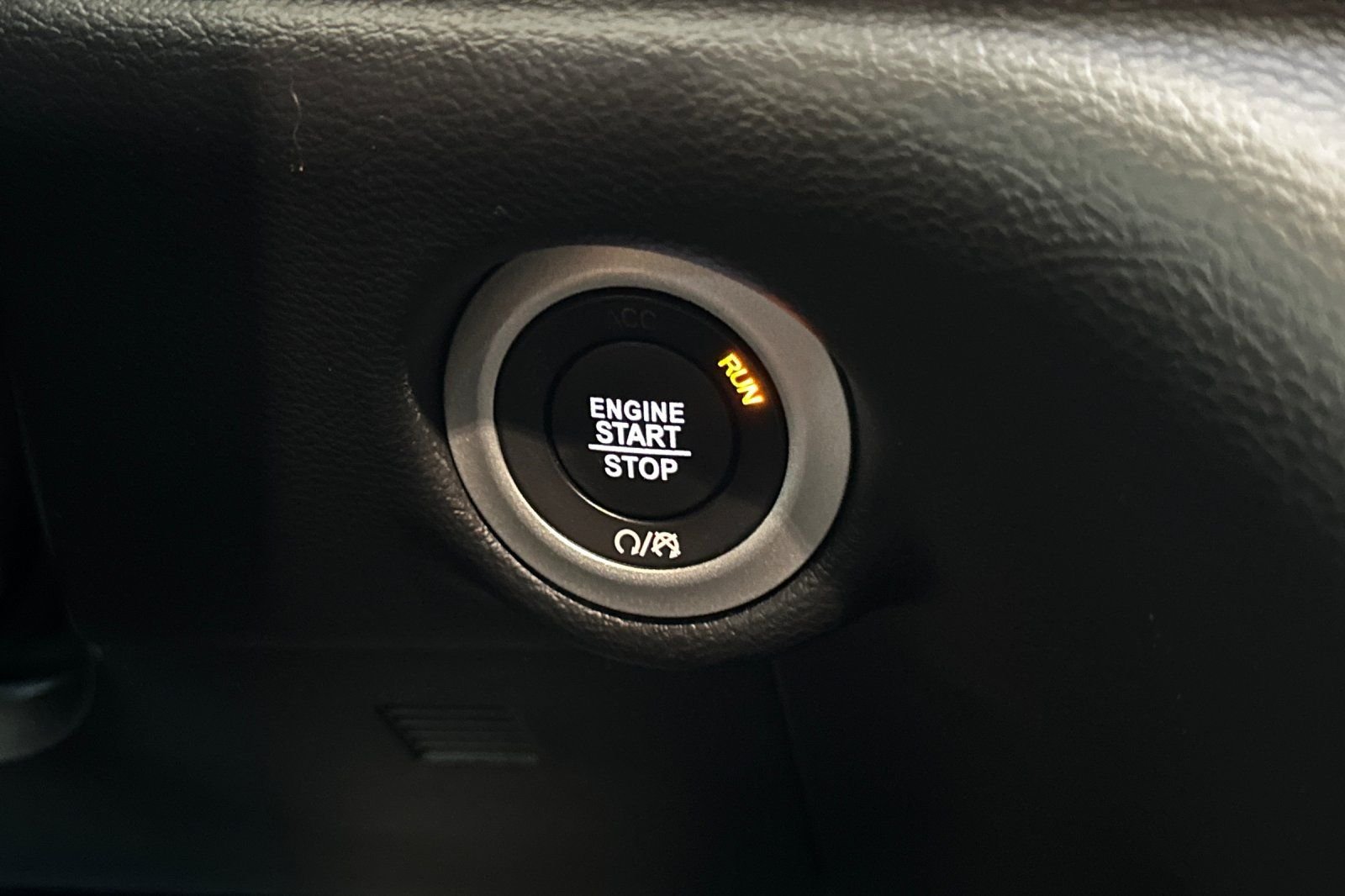 Used 2025 White Chrysler Select image 24
