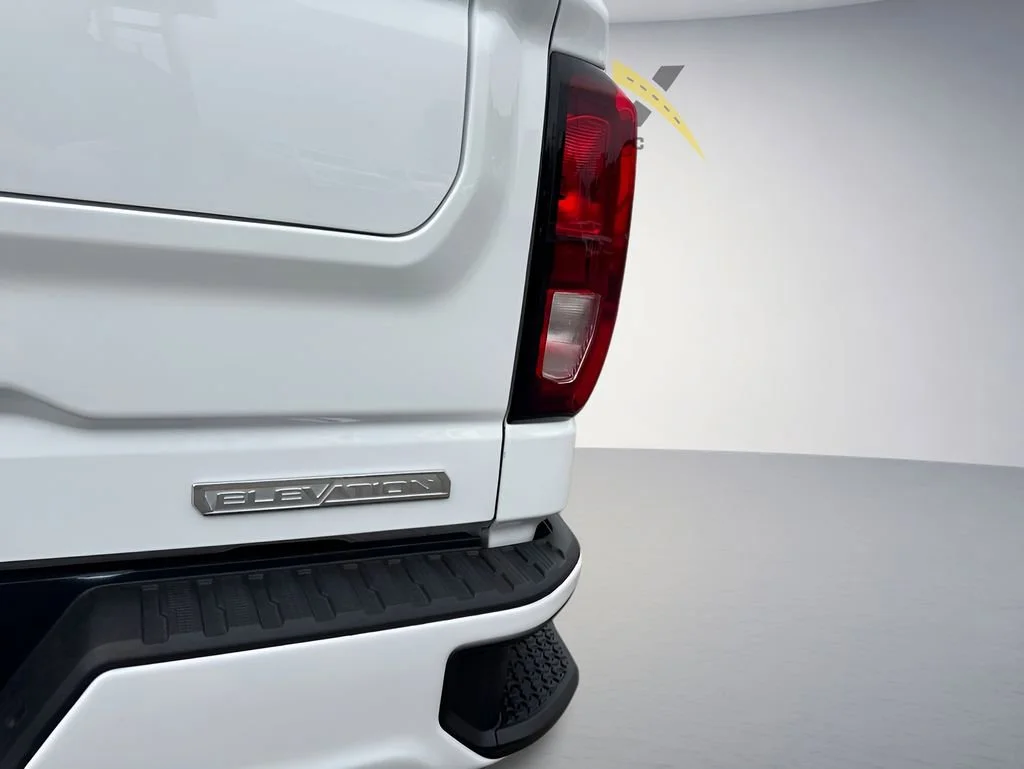 Used 2025 Summit White GMC Elevation image 34