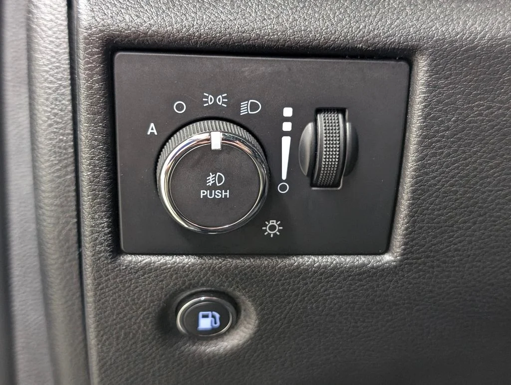 Used 2020 Diamond Black Crystal Pearlcoat Jeep Laredo image 7