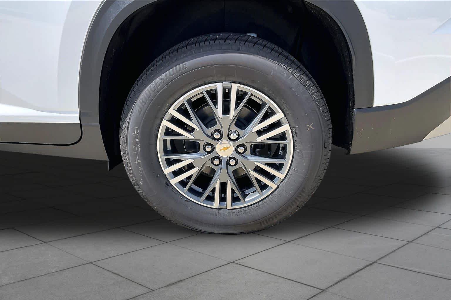 New 2027 Summit White Chevrolet LT image 12