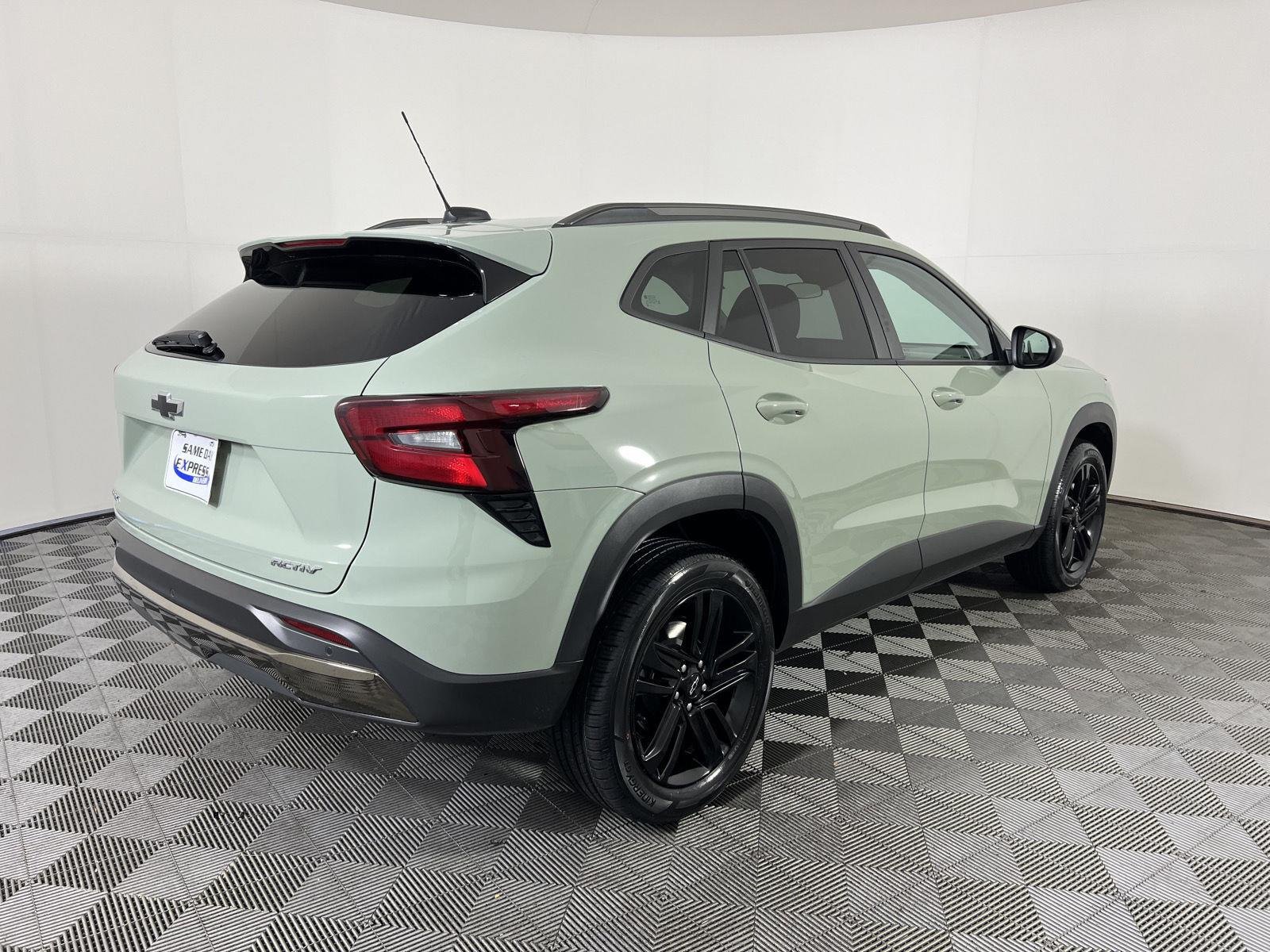 Used 2025 Cacti Green Chevrolet ACTIV image 23