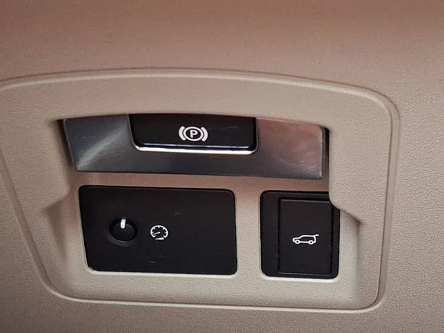 Used 2018  Land Rover SE R-Dynamic image 25