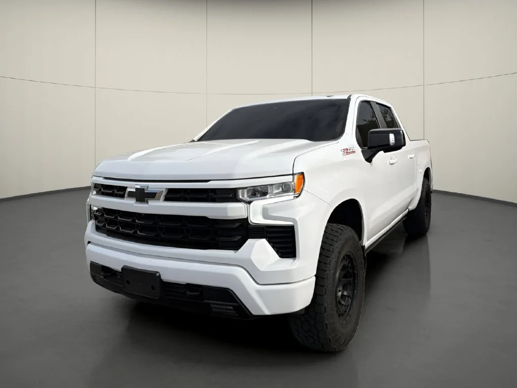 Used 2023 SUMMIT WHITE Chevrolet RST image 4