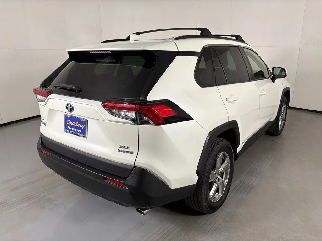 Used 2021 White Toyota XLE Premium image 8