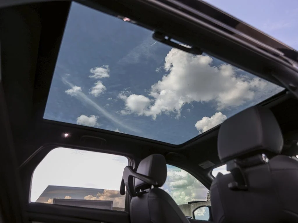New 2025 Santorini Black Metallic Land Rover SE image 35