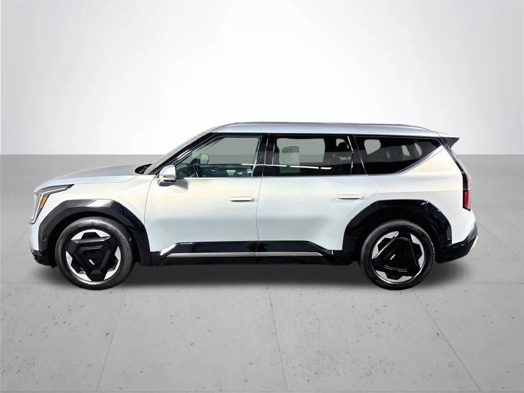 Used 2024 Ivory Kia Land image 9