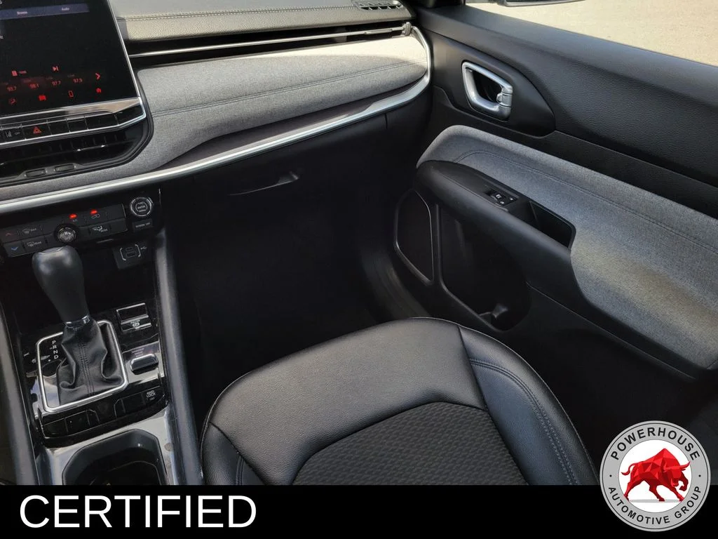 Used 2024  Jeep Latitude image 20