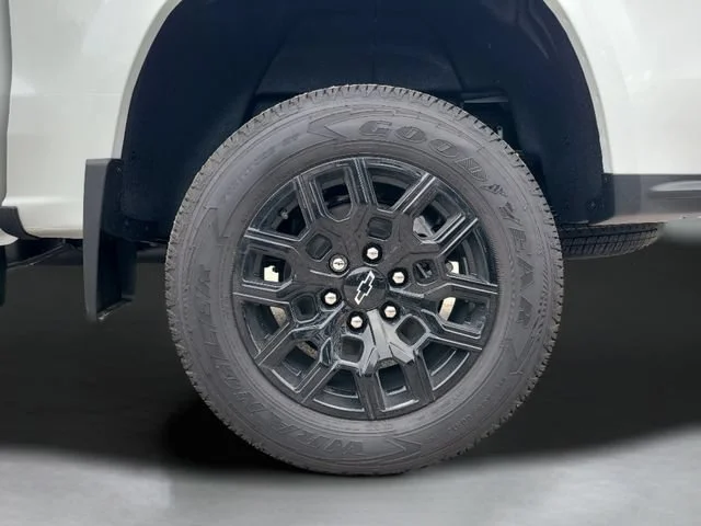 New 2026 Summit White Chevrolet WT image 32