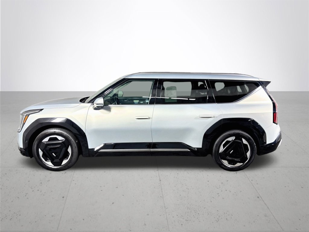 Used 2024 White Kia Land image 9