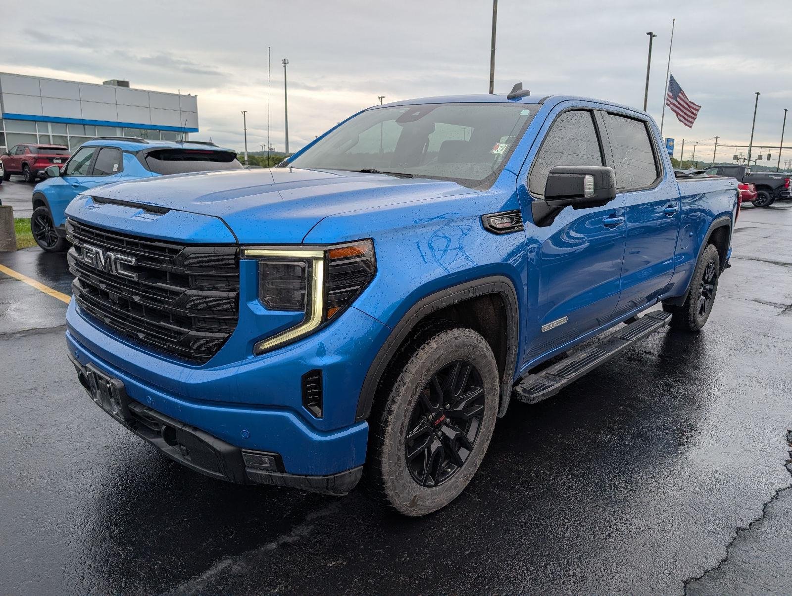 Used 2024 Dynamic Blue Metallic GMC Elevation image 4