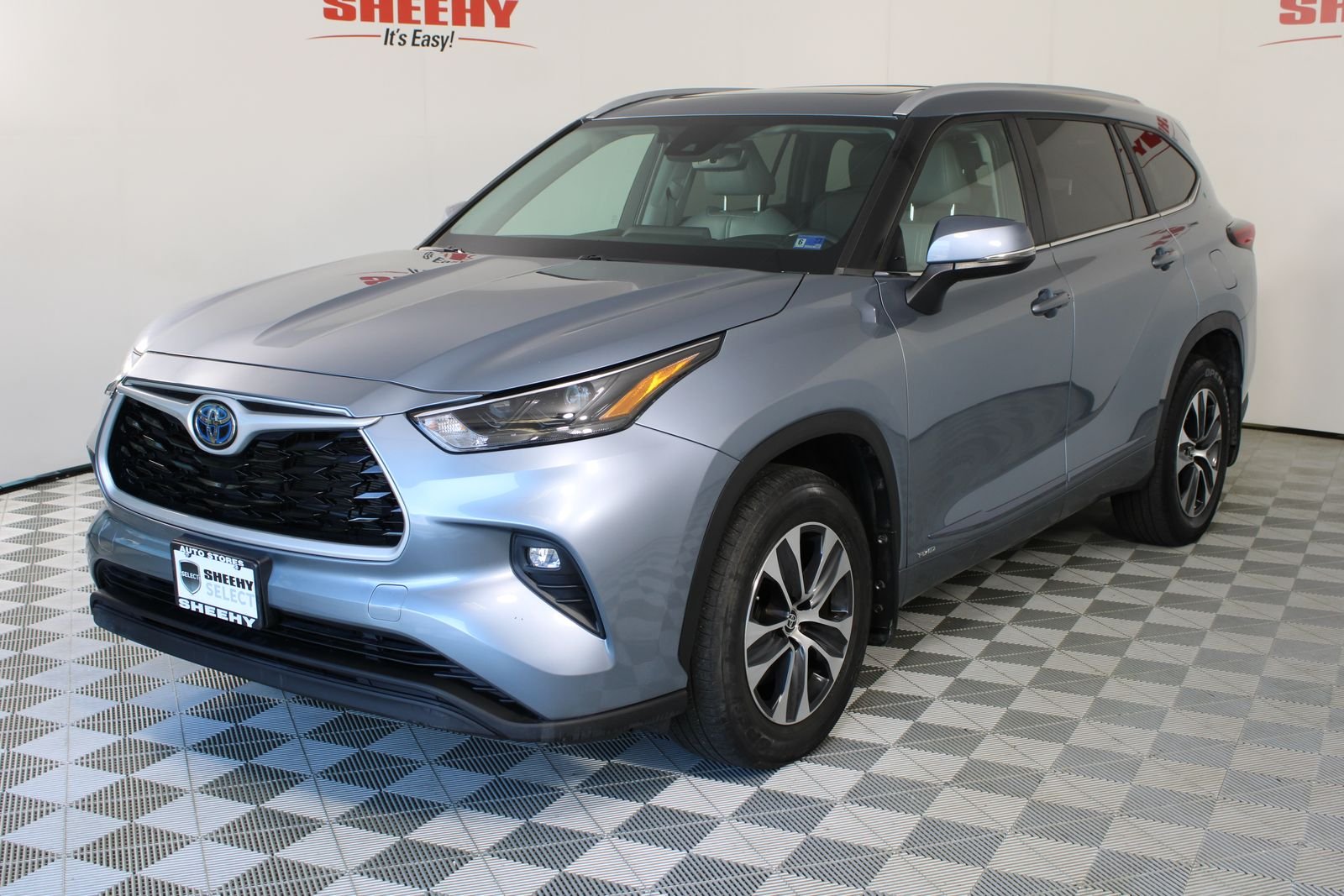 Used 2023  Toyota XLE image 3