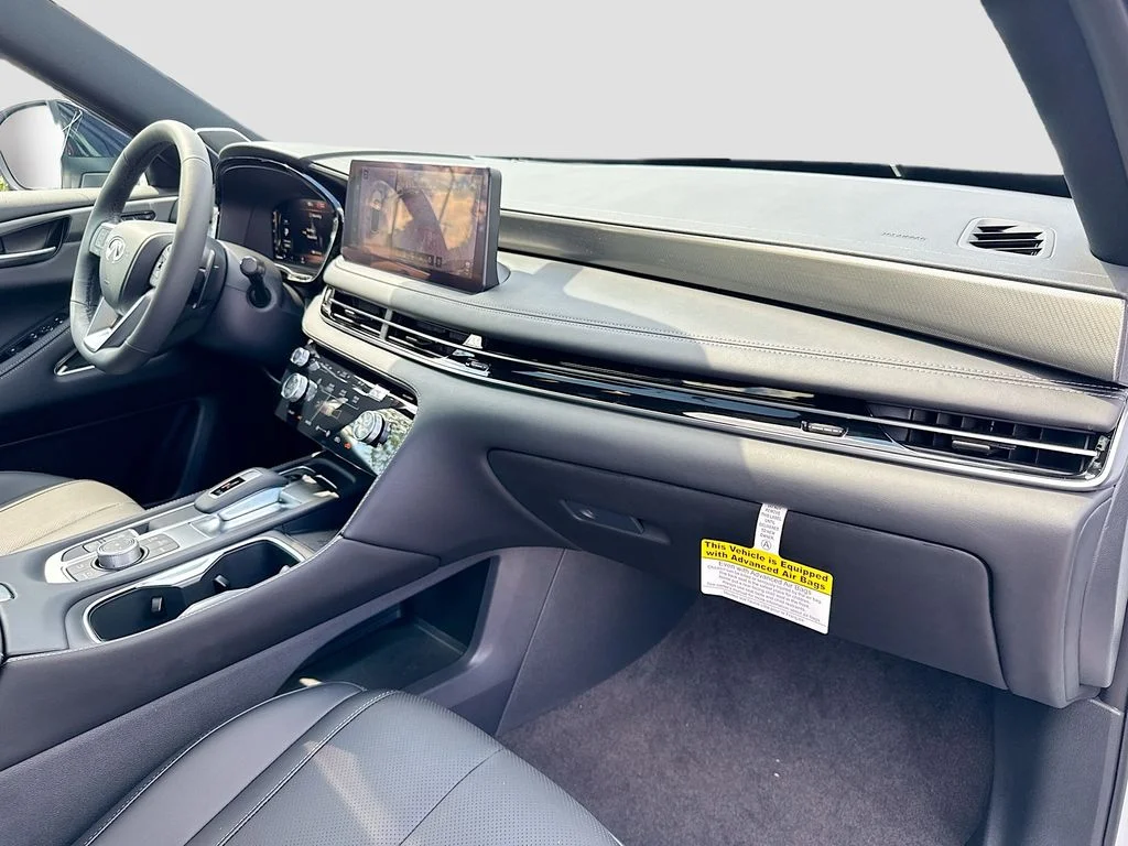 New 2027 2T RAD WHT INFINITI Sport AWD image 32