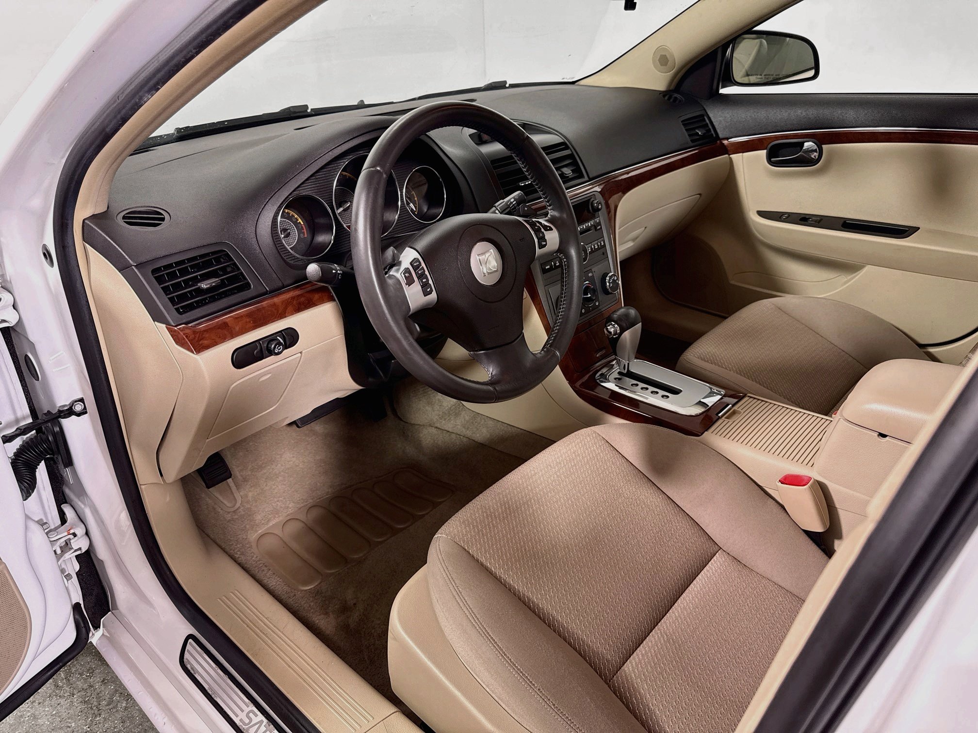 Used 2009 Polar White Saturn XE image 10