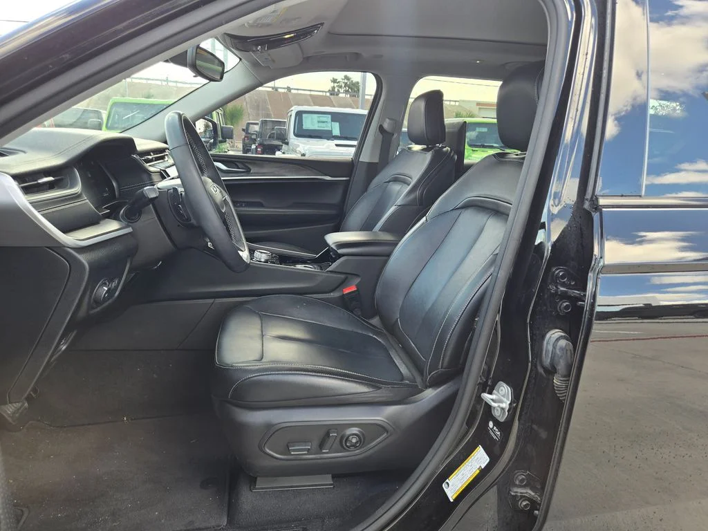 Used 2023 Black Jeep Limited image 9