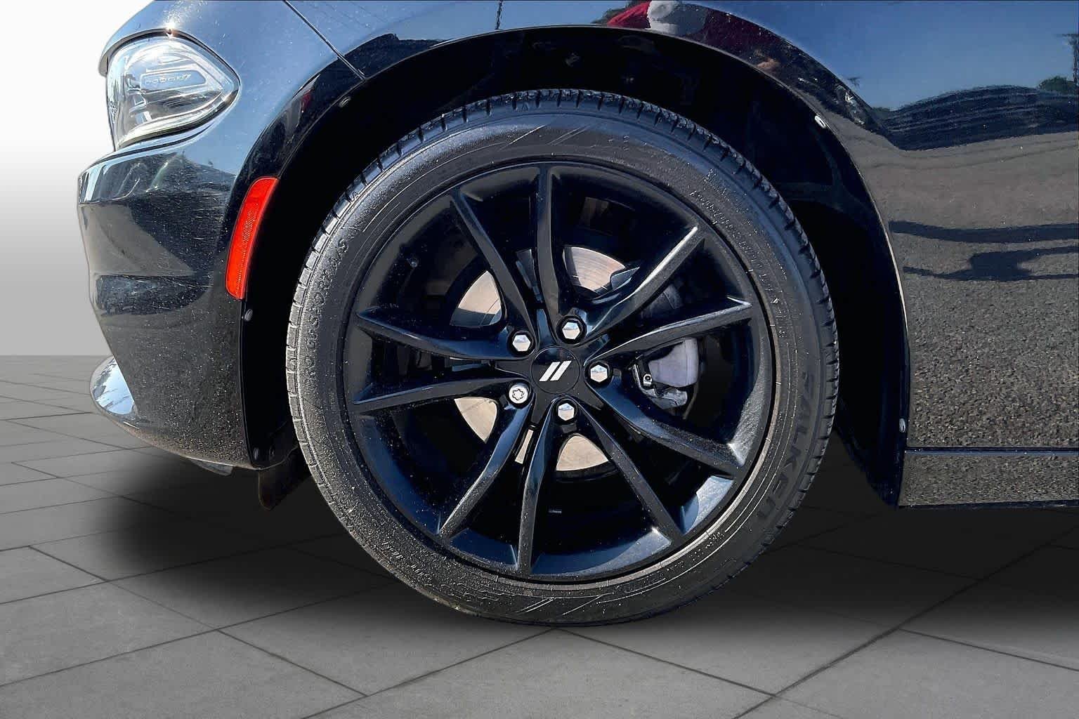 Used 2018 Pitch Black Clearcoat Dodge SXT image 11
