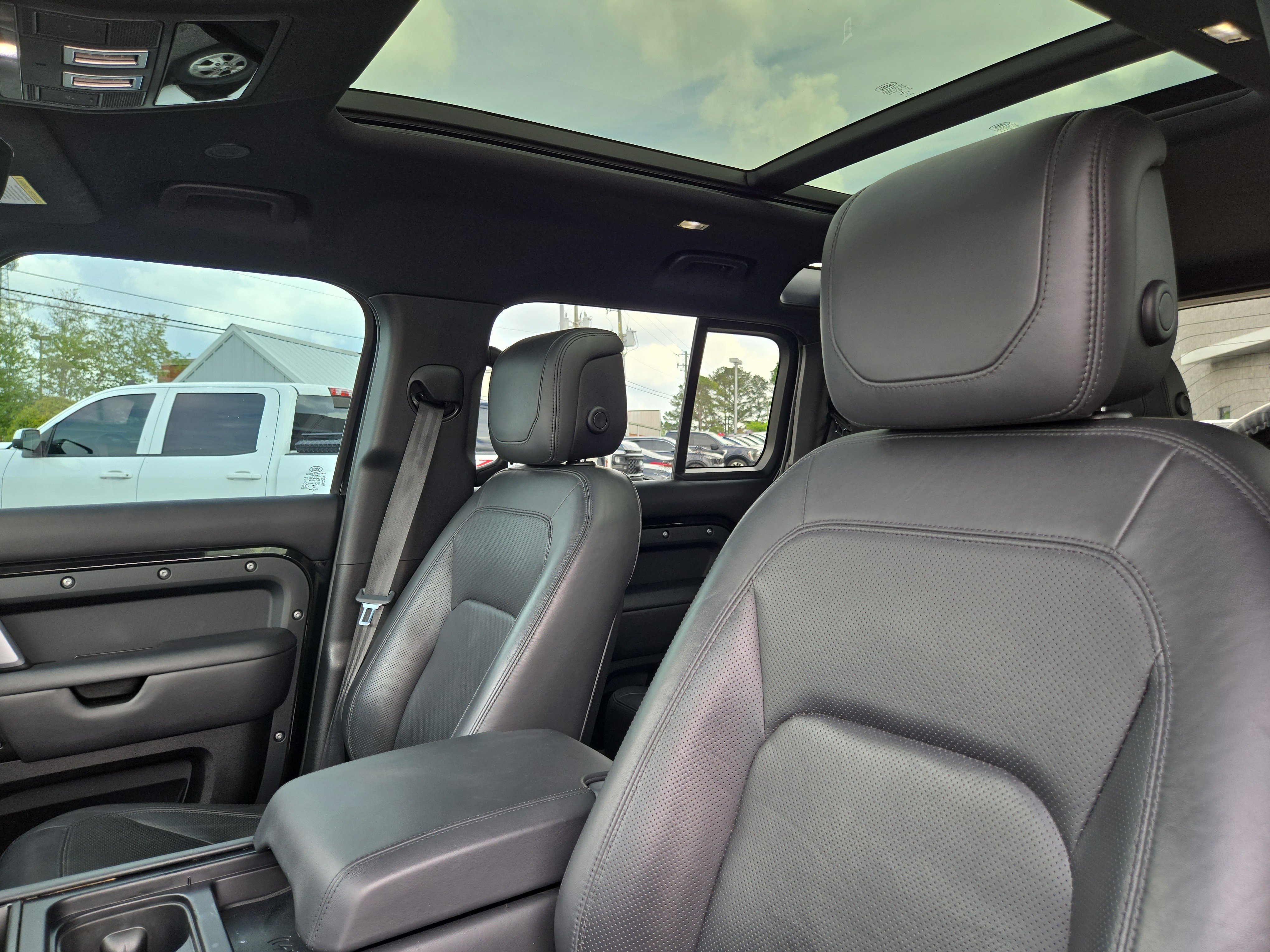 Used 2023 Black Land Rover V8 image 27