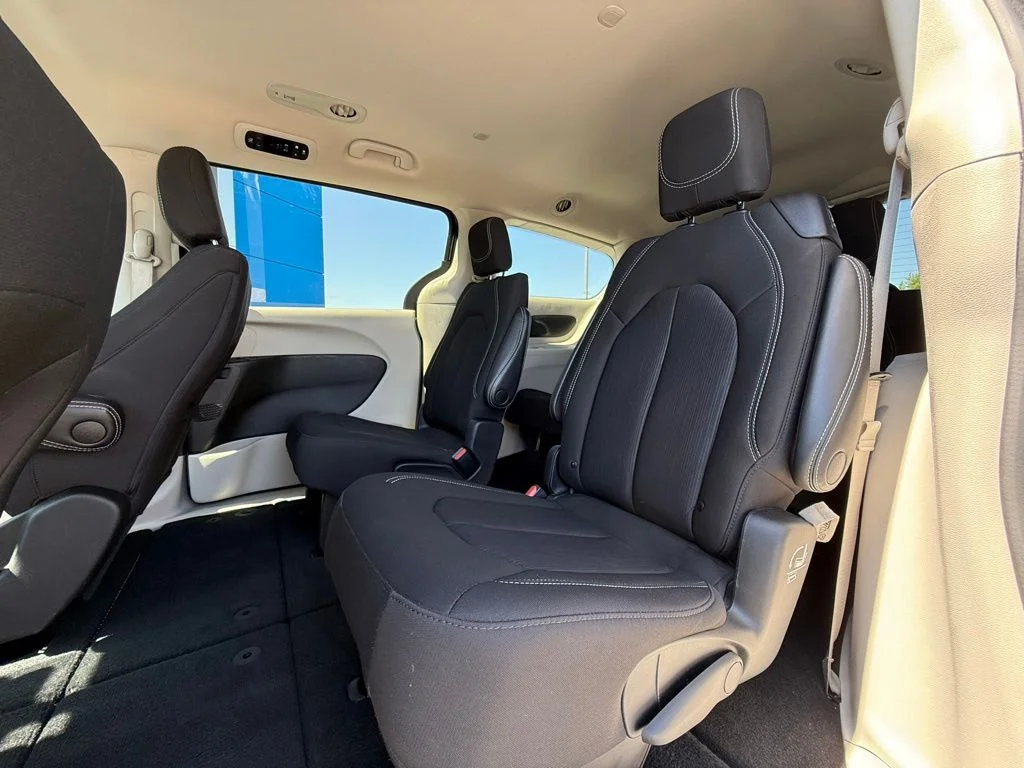 Used 2023 Black Chrysler LX image 37