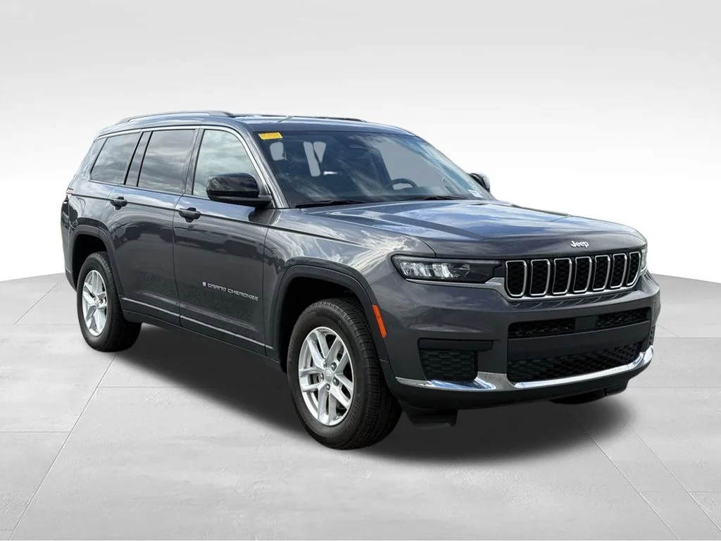 Used 2022 Gray Jeep Laredo image 27
