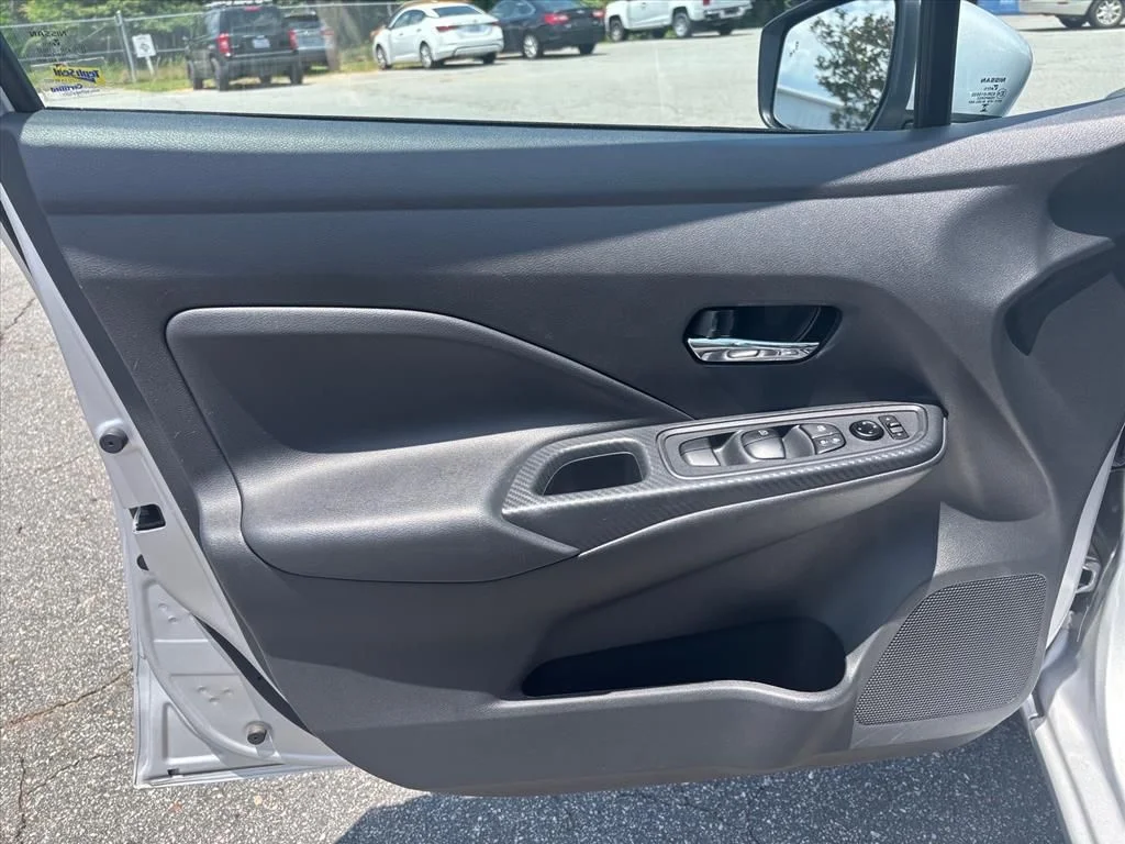 Used 2025 Silver Nissan 1.6 SV image 9