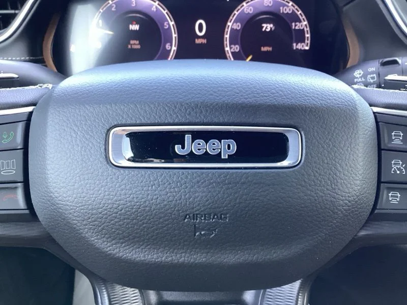 New 2025 Diamond Black Crystal Pearl-Coat Exterior Paint Jeep Laredo image 31