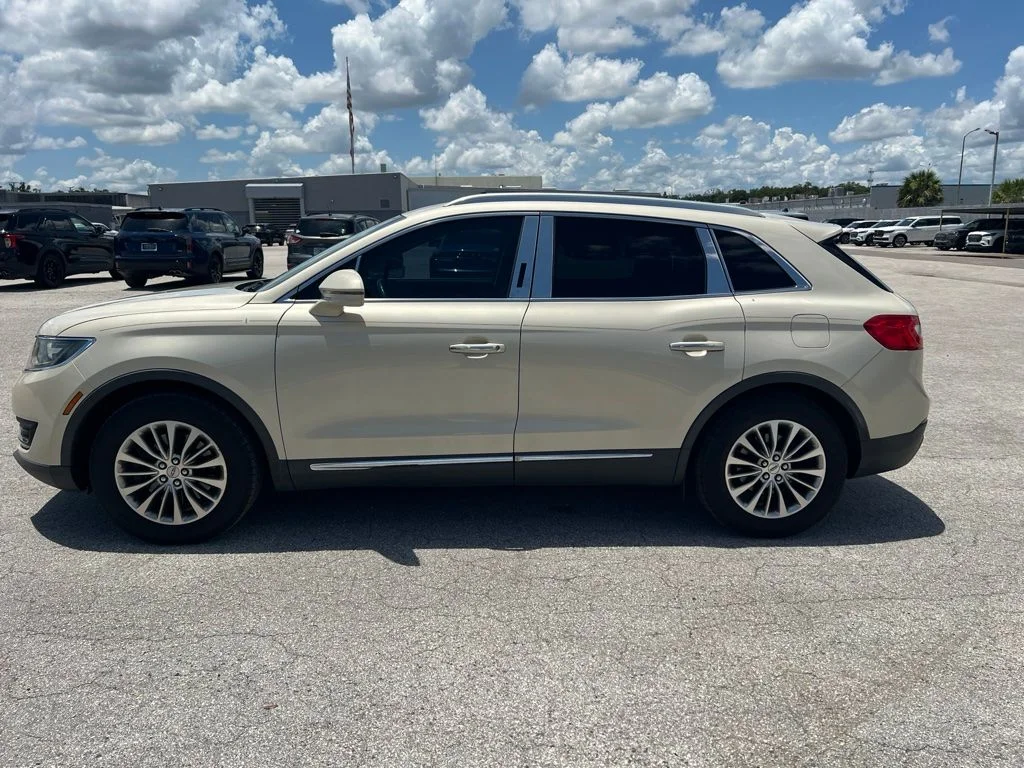 Used 2016 Silver Lincoln Select image 6