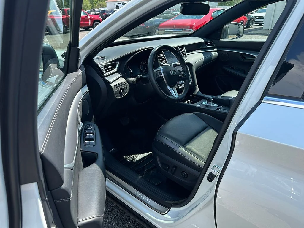 Used 2023 White INFINITI LUXE image 18
