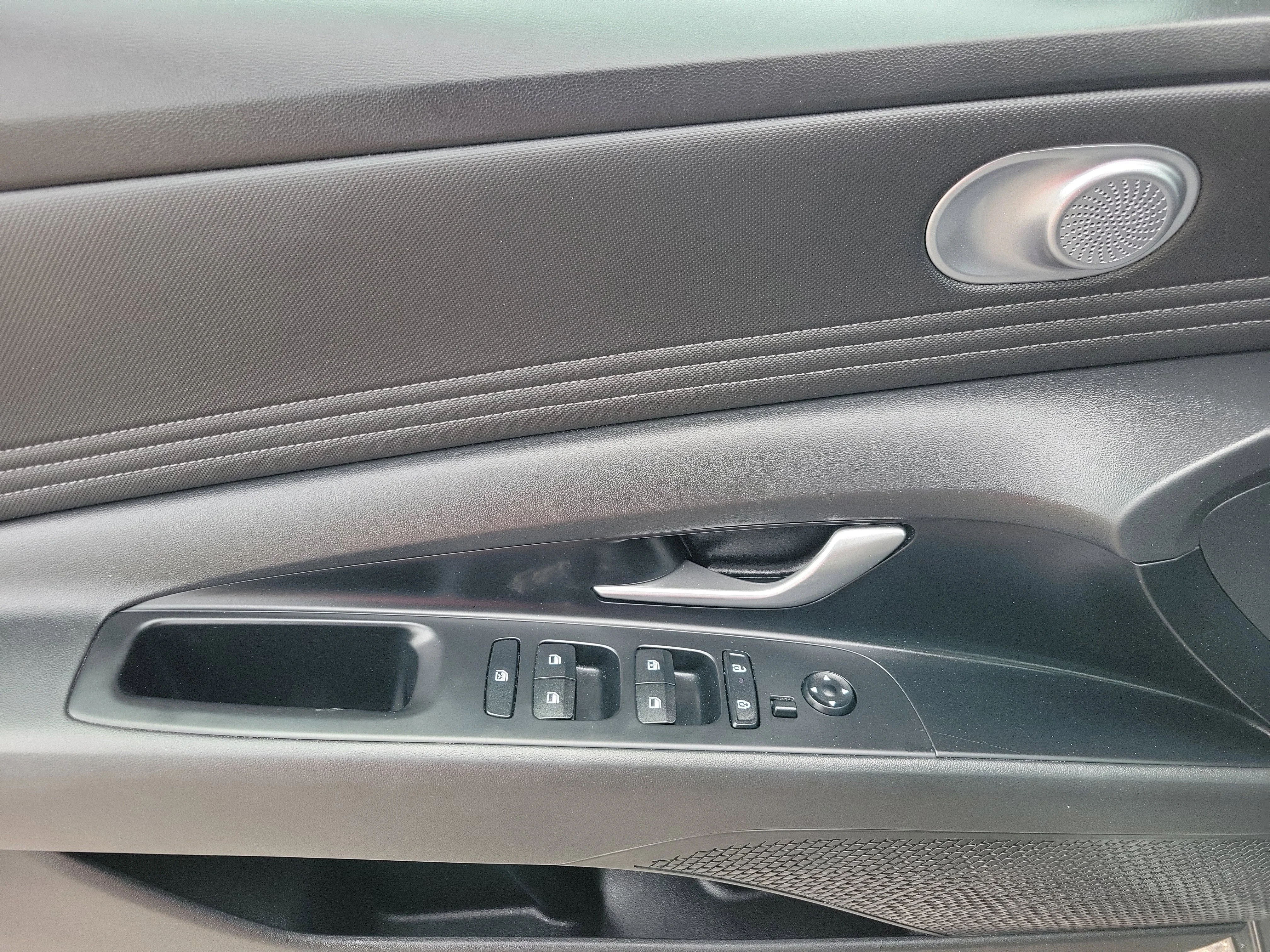 Used 2025 Amazon Gray Hyundai Limited image 9