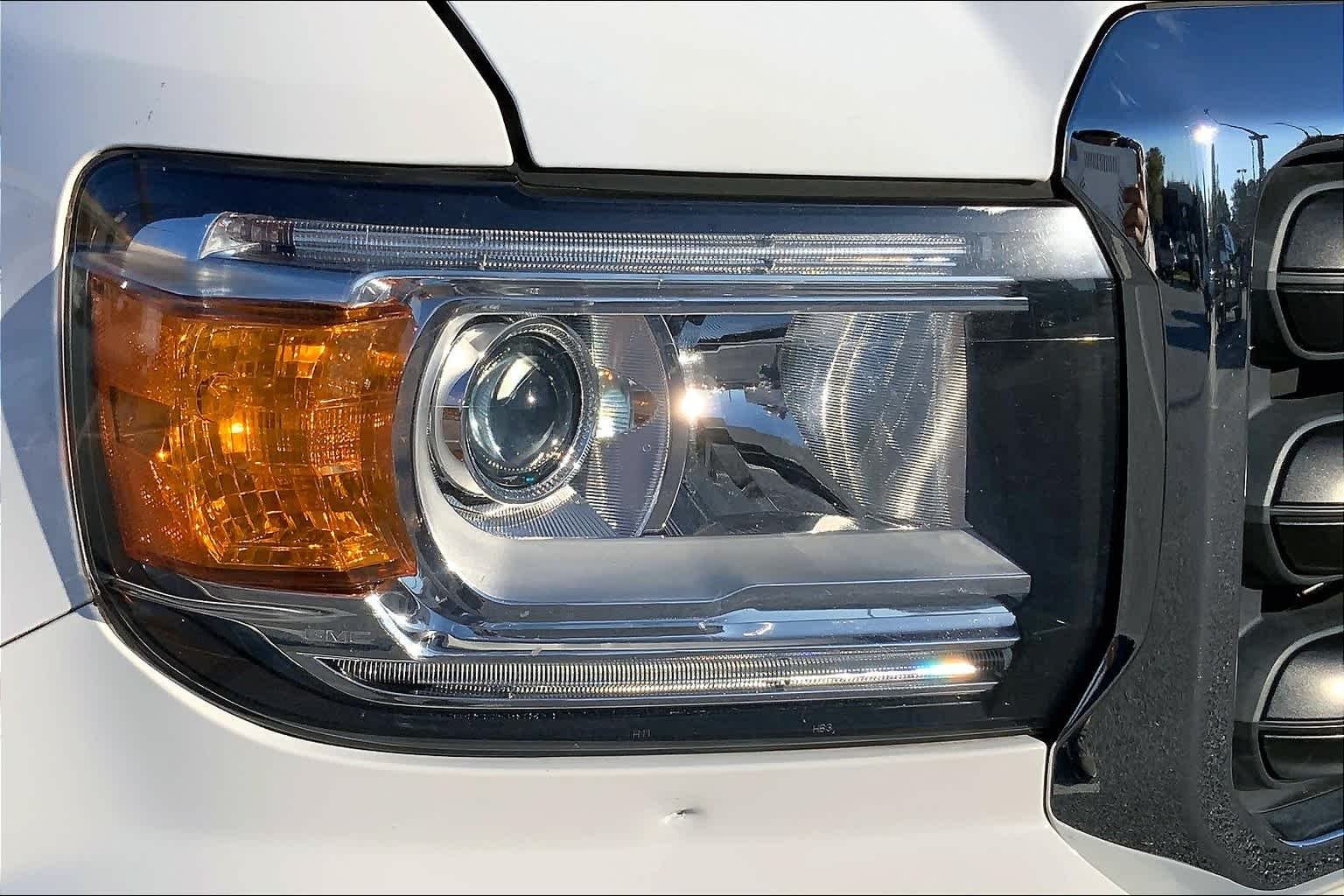 Used 2018 Summit White GMC 2WD image 26