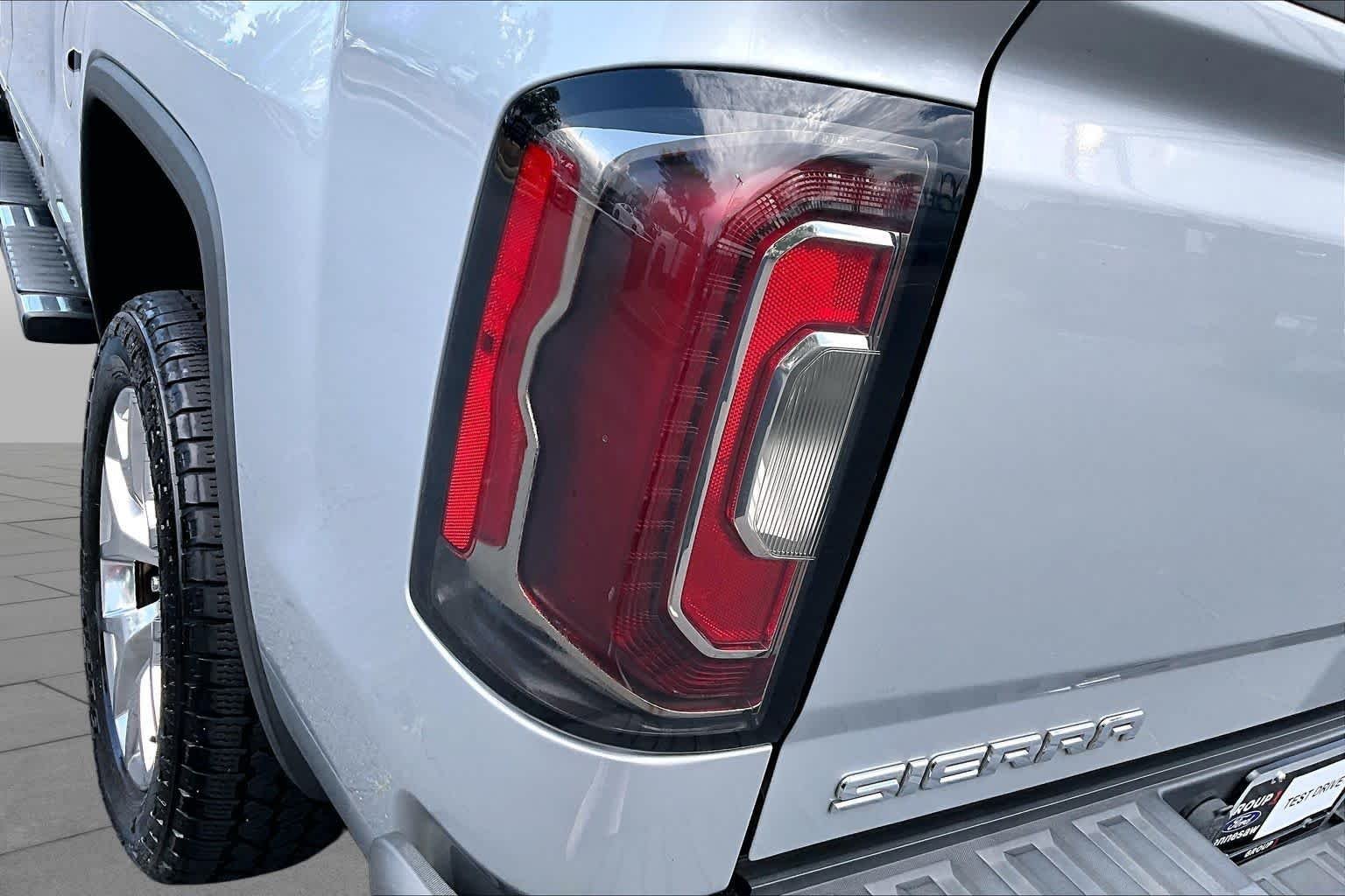 Used 2017 Quicksilver Metallic GMC SLT image 28
