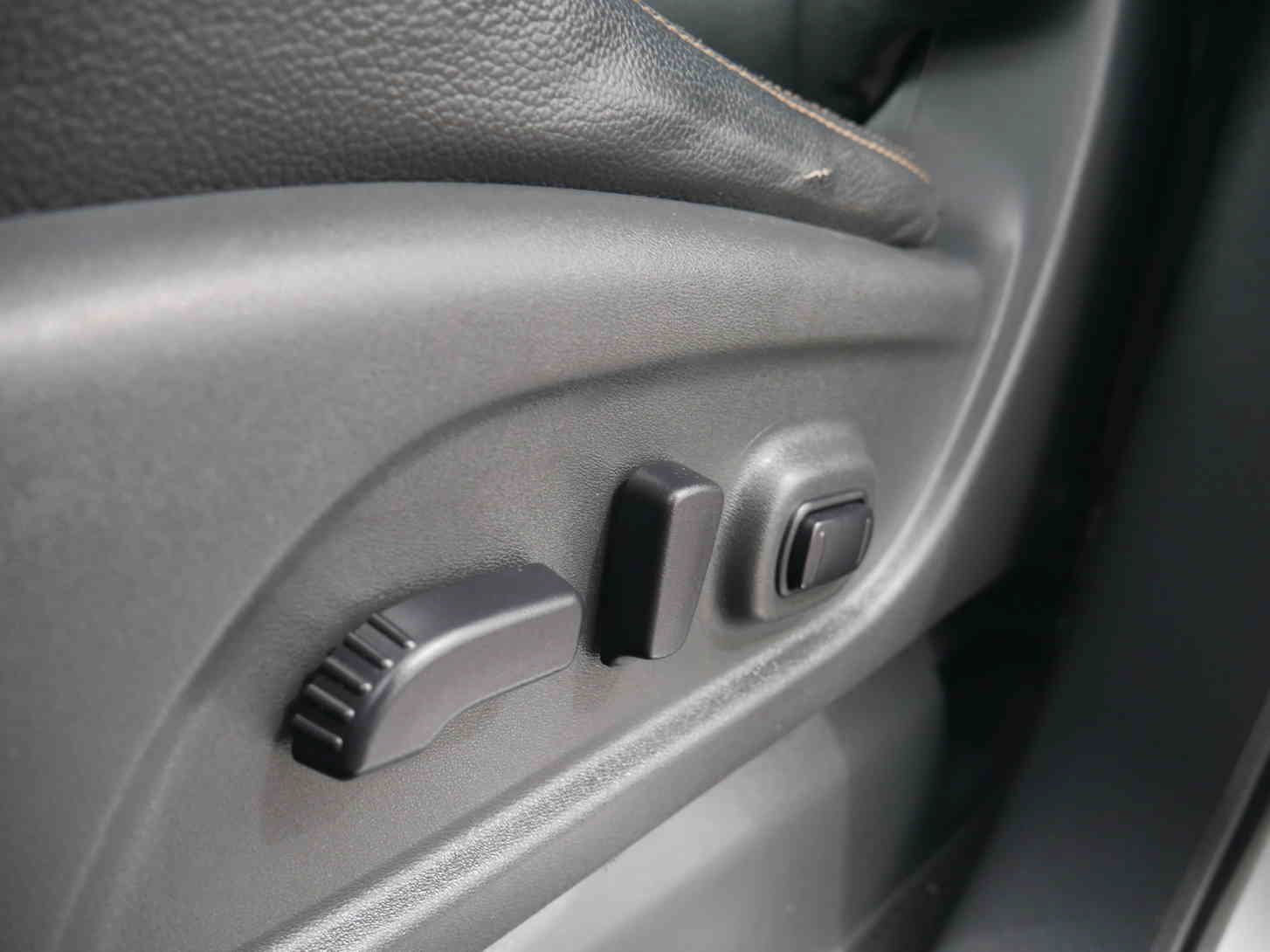 Used 2017 Silver Nissan SL image 32
