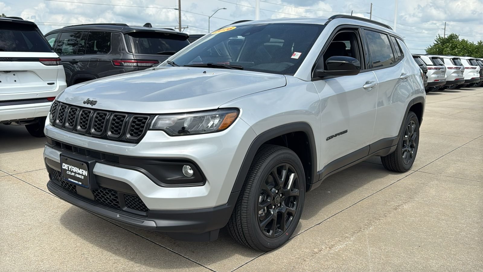 New 2026 Silver Zynith Metallic Clearcoat Jeep Latitude image 5