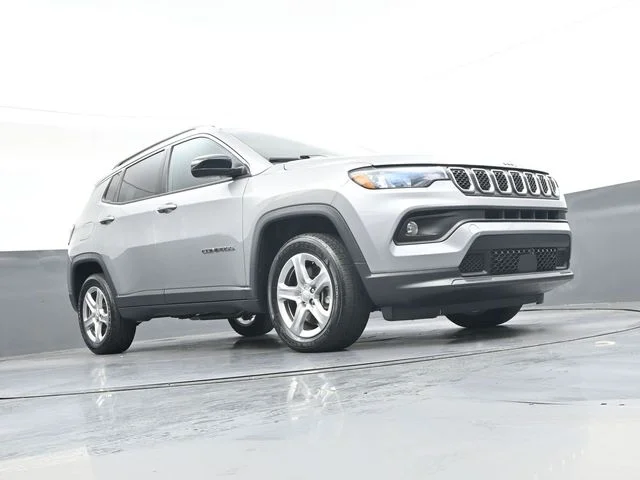 Used 2023 Silver Jeep Latitude image 31