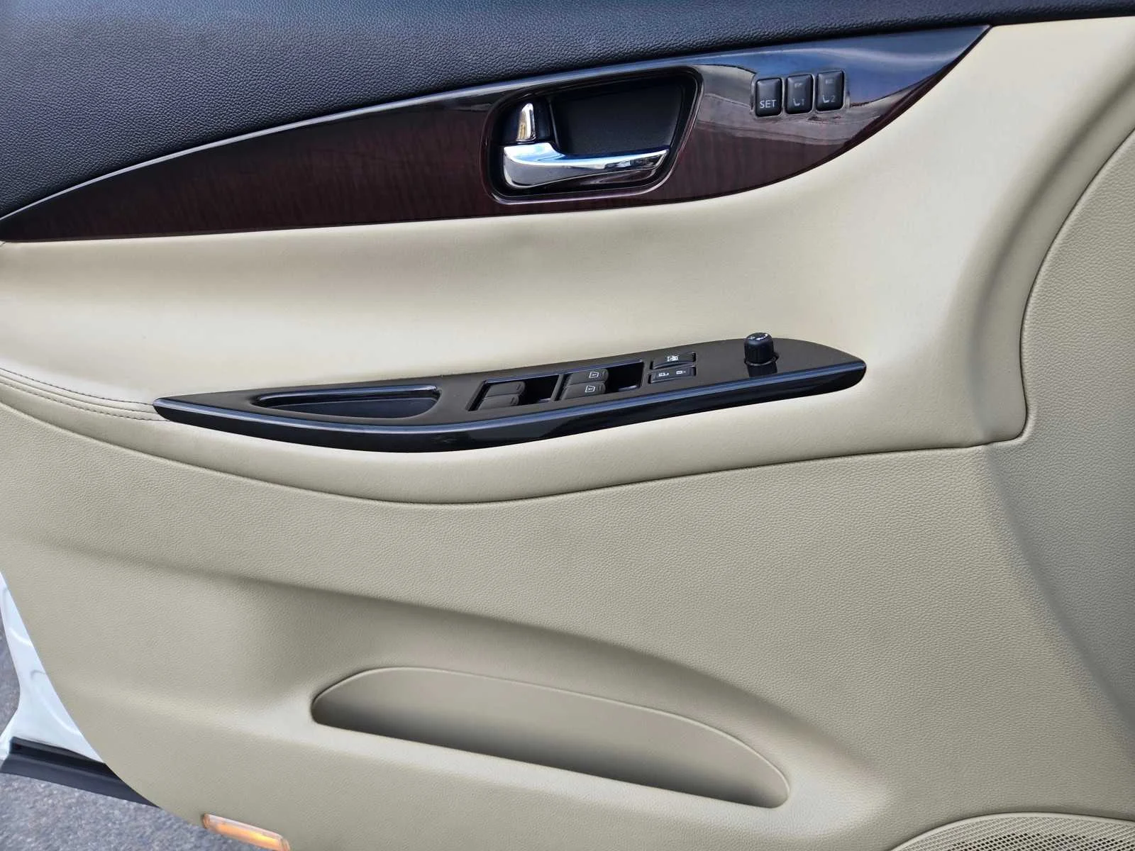 Used 2016  INFINITI  image 24