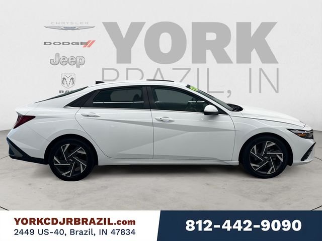 Used 2025 White Hyundai SEL Convenience image 6