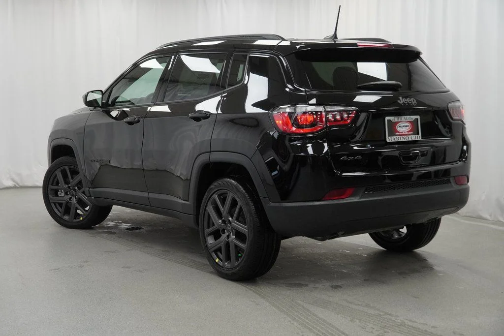 New 2026 Diamond Black Crystal Pearlcoat Jeep Latitude image 14