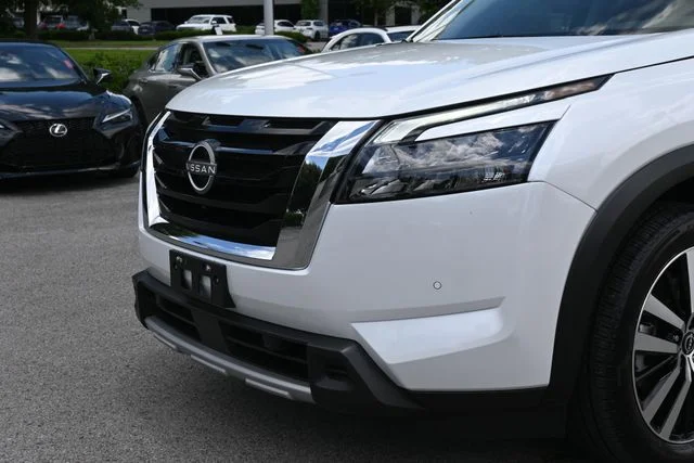 Used 2025 White Nissan Platinum image 12