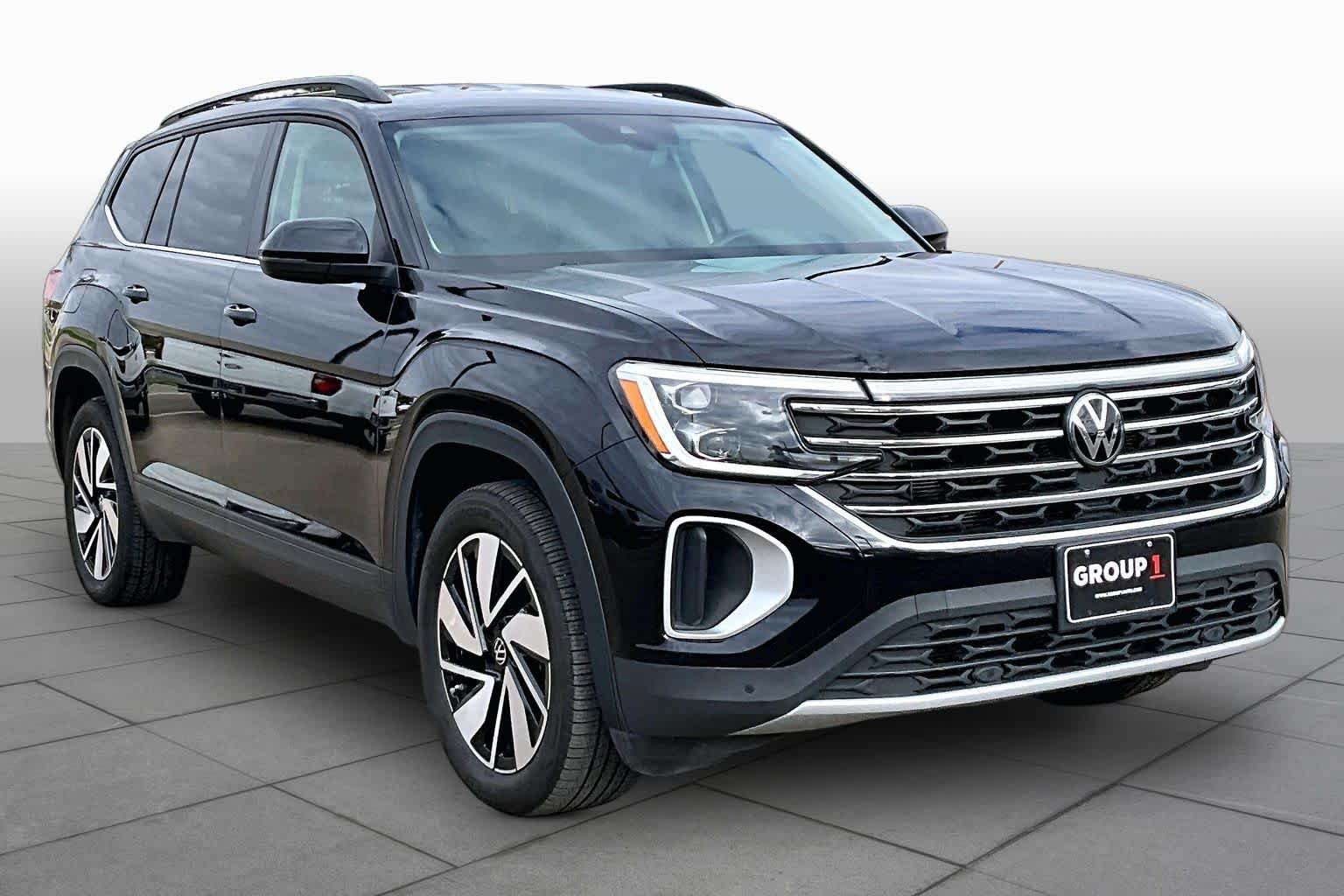 Used 2025  Volkswagen 2.0T SE w/Technology image 2