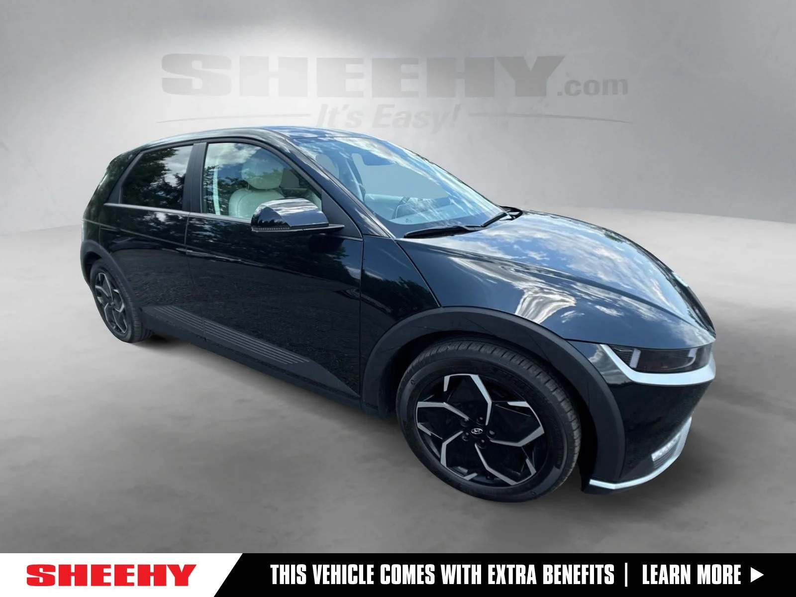 Used 2023 Black Hyundai SEL image 1