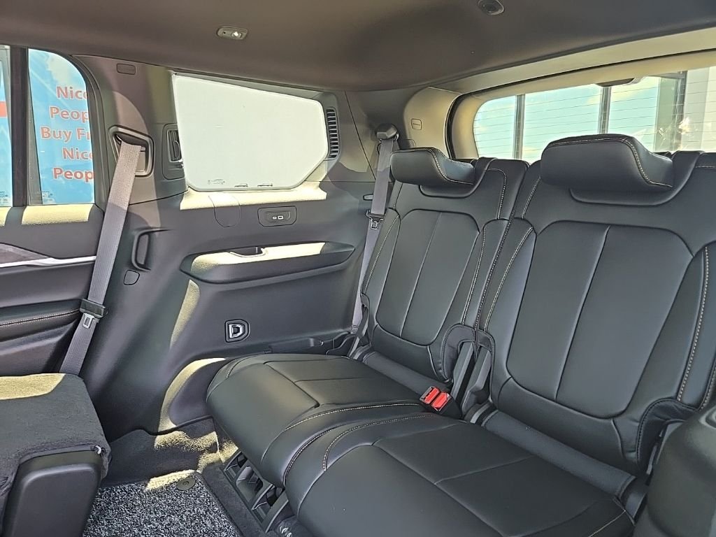 New 2026 Diamond Black Crystal Pearl-Coat Exterior Paint Jeep  image 103