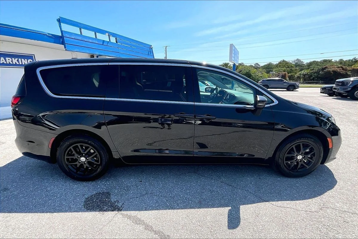 Used 2023 Black Chrysler Touring L image 32