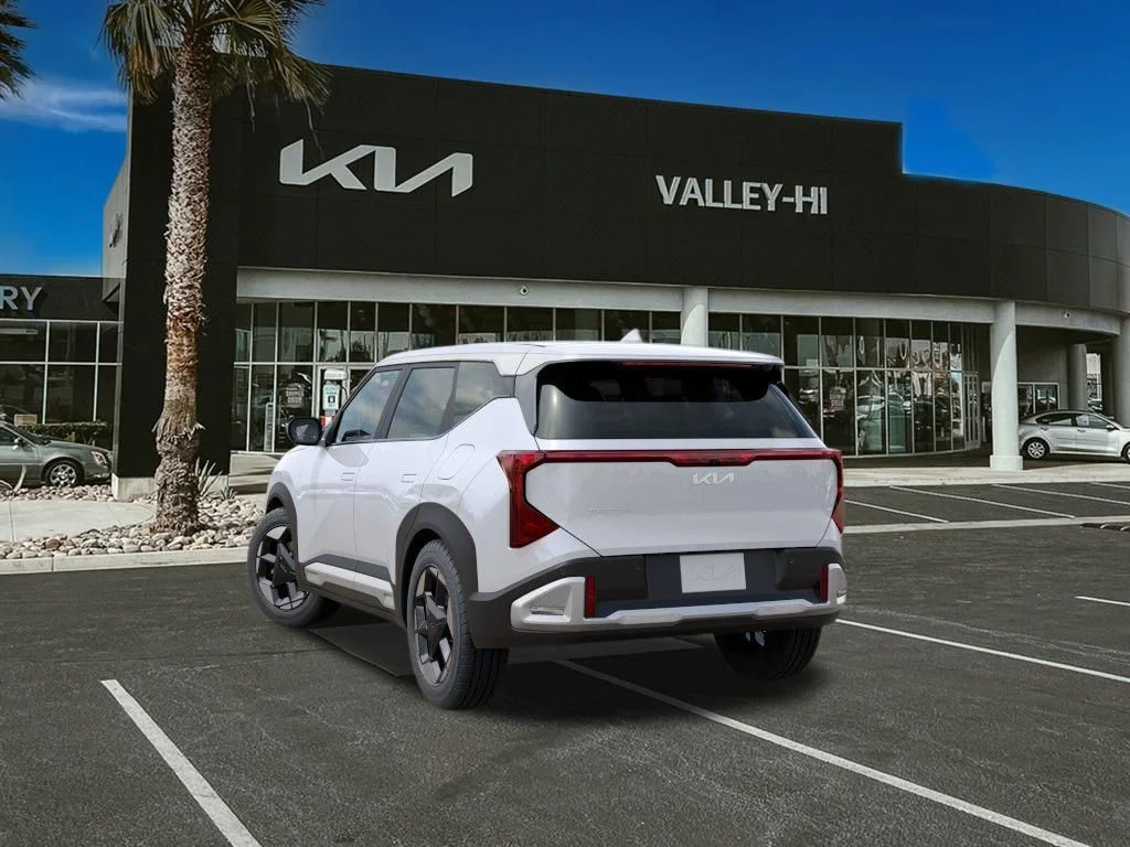 New 2027 Snow White Pearl Kia S image 4