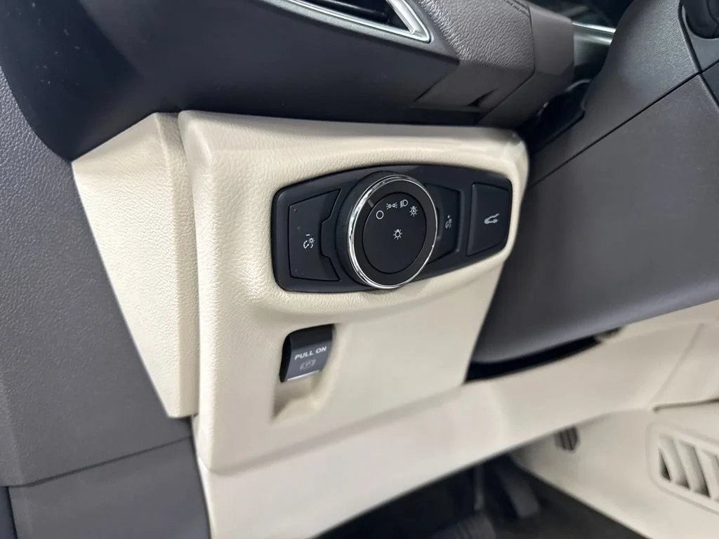 Used 2017 Blue Lincoln Reserve image 14