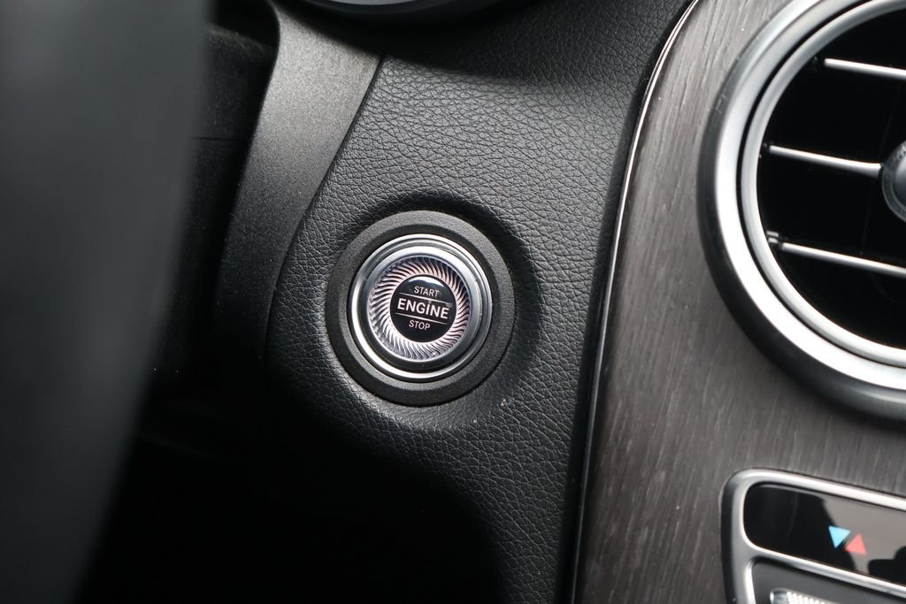 Used 2020 White Mercedes-Benz 4MATIC® image 23