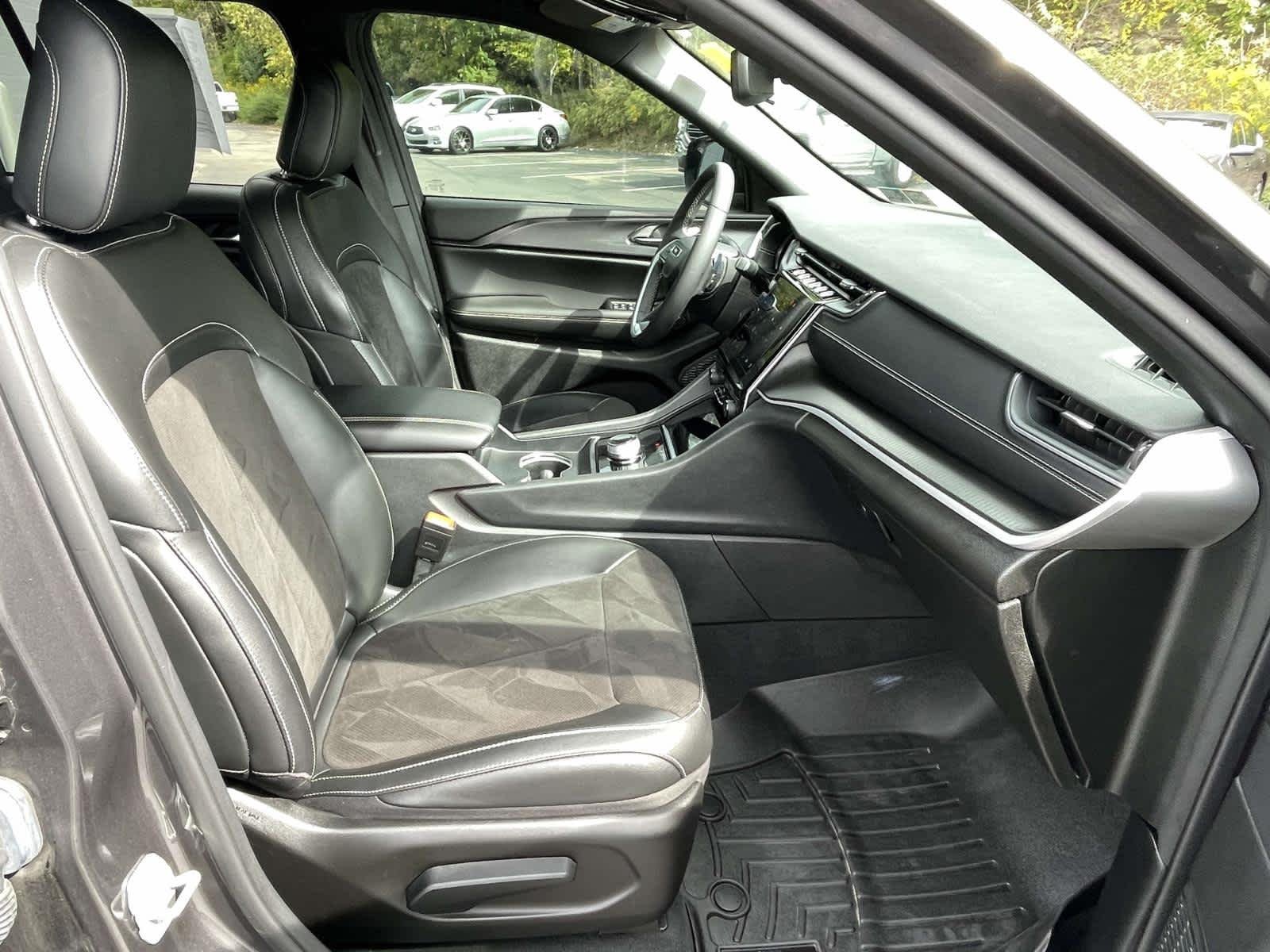 Used 2023 Baltic Gray Metallic Clearcoat Jeep Altitude image 28