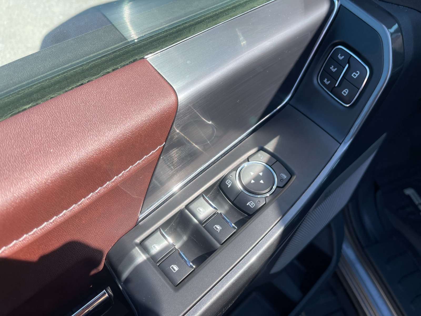 Used 2023 Gray Metallic Ford Lariat image 13