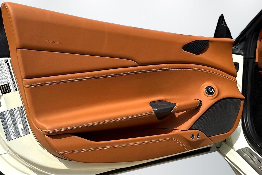 Used 2018  Ferrari  image 18